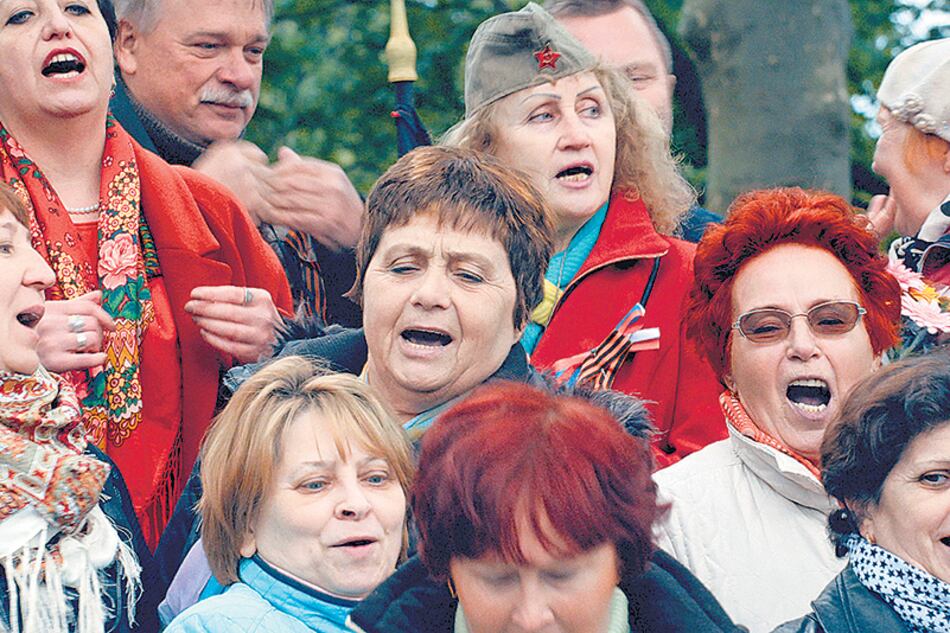 En Día de la Victoria, Sergei Loznitsa contrapone los murales del memoria a su fresco cinematográfico.