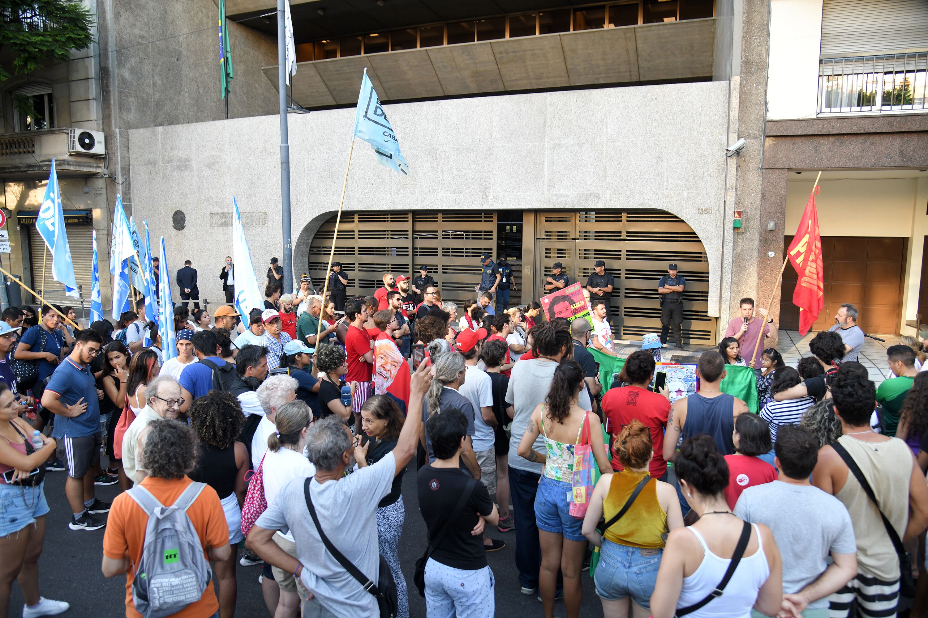 La manifestación en apoyo a la democracia en la puerta de la embajada de Brasil en Buenos Aires