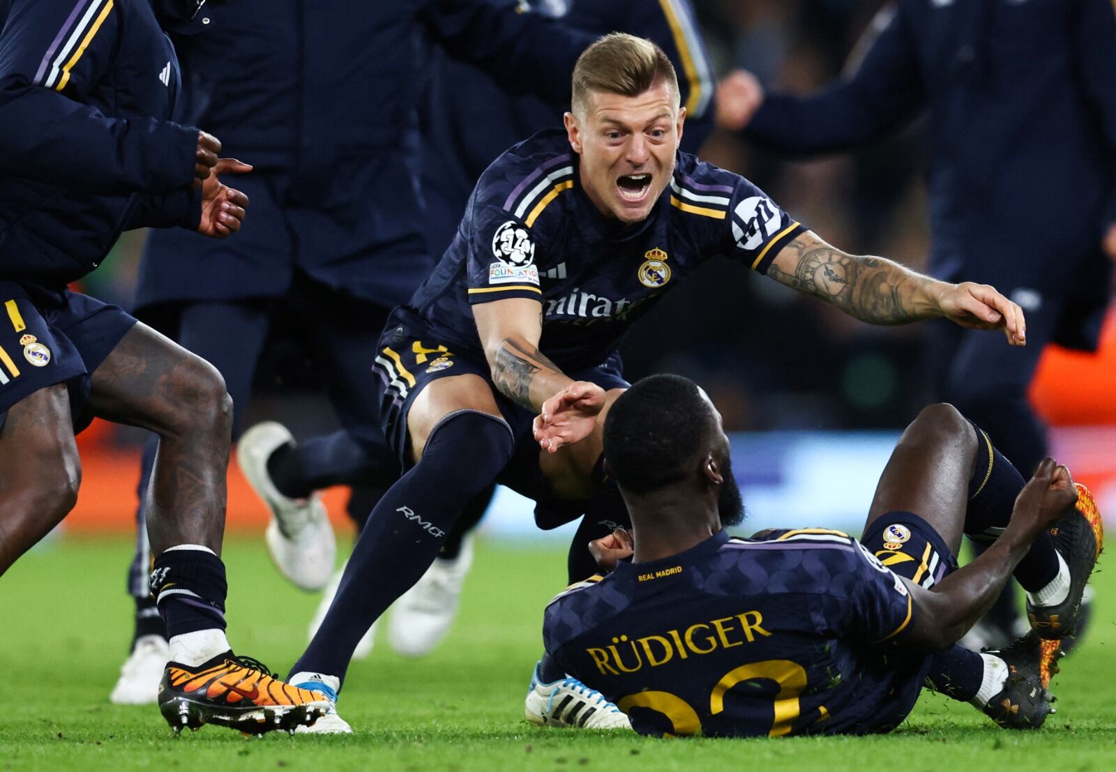 Kroos corre a abrazar a Rudiger, autor del último penal 