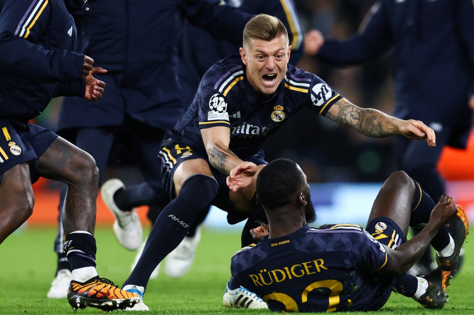 Kroos corre a abrazar a Rudiger, autor del último penal