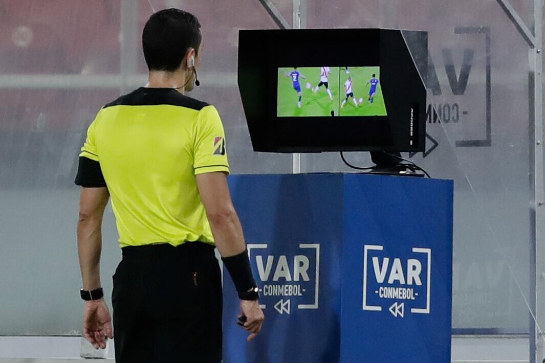 El VAR no se pondrá en práctica hasta el 2022 en Argentina