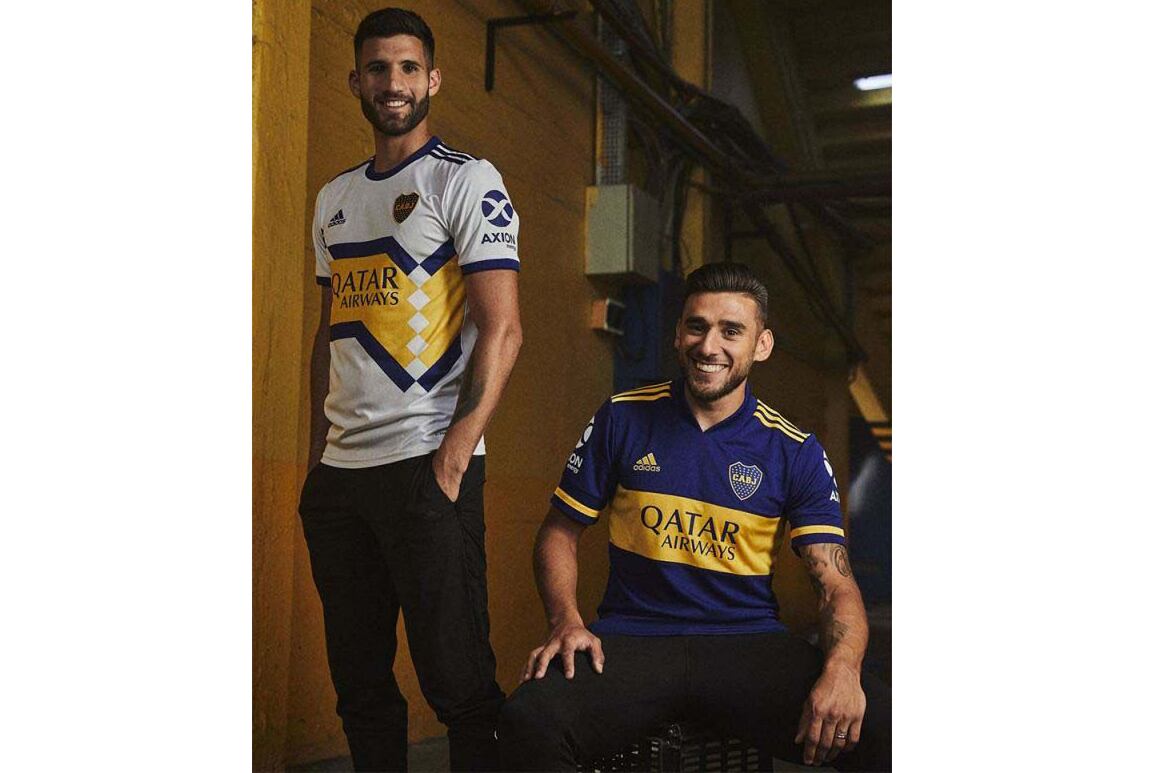 Lisandro López posa con la camiseta suplente y Eduardo Salvio, con la titular.