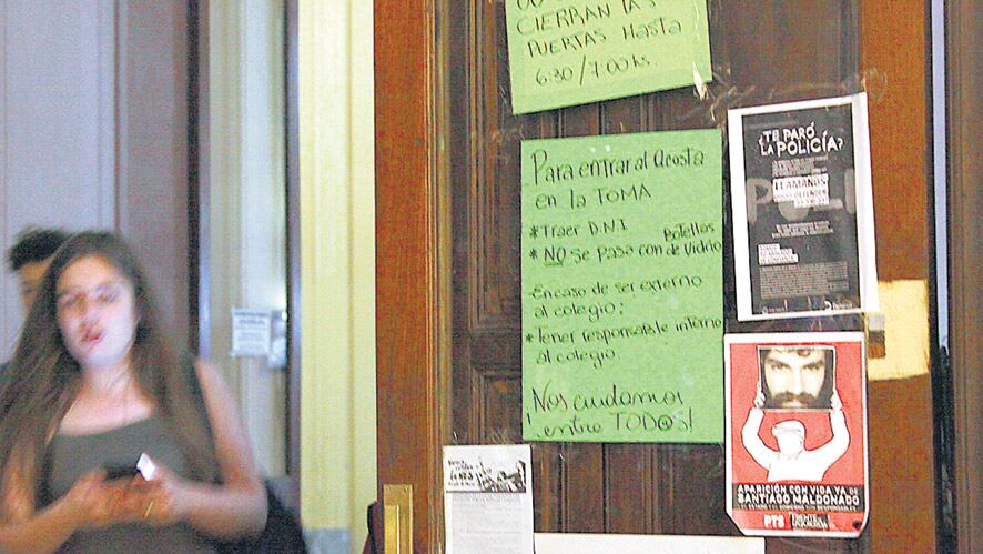 El vicerrector del Mariano Acosta fue uno de los que aplicaron el protocolo ahora suspendido.