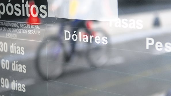 La tranquilidad que generó el recambio en la titularidad del Banco Central no duró ni una semana en el mercado de divisas.