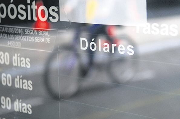 La tranquilidad que generó el recambio en la titularidad del Banco Central no duró ni una semana en el mercado de divisas.