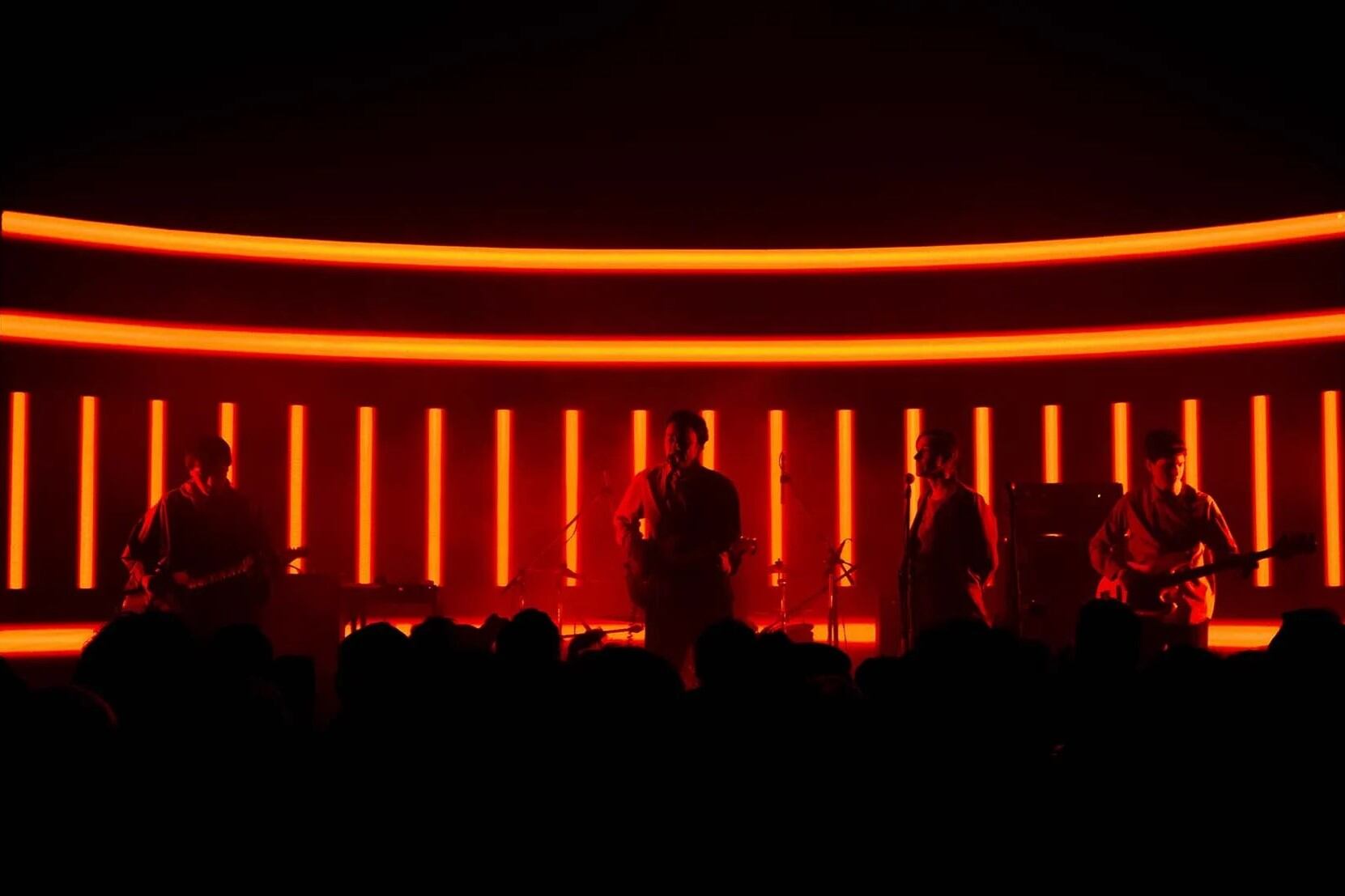 La banda de rock de Julián Della Paolera presenta su nuevo disco,

Truco menor, en el que Lolo Gasparini se les une definitivamente