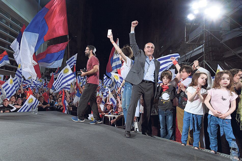 Puño en alto, Martínez festeja su triunfo este domingo, a la espera del ballotagge. foto2: Simpatizantes de Lacalle Pou celebran la elección de su candidato.