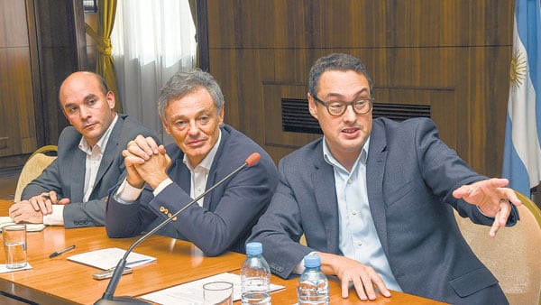 Francisco Cabrera, ministro de Producción, junto a Leandro Cuccioli, titular de la AFIP. “Las tarifas bajas desincentivan la eficiencia.”