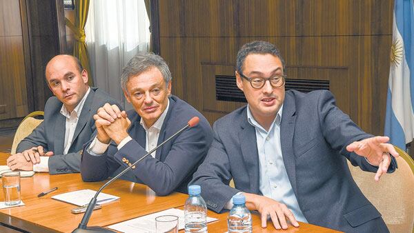 Francisco Cabrera, ministro de Producción, junto a Leandro Cuccioli, titular de la AFIP. “Las tarifas bajas desincentivan la eficiencia.”