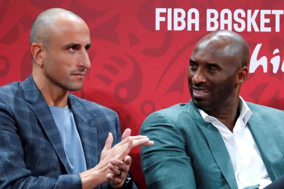Ginóbili junto al estadounidense Kobe Bryant observando la semifinal entre Argentina y Francia en China 2019.