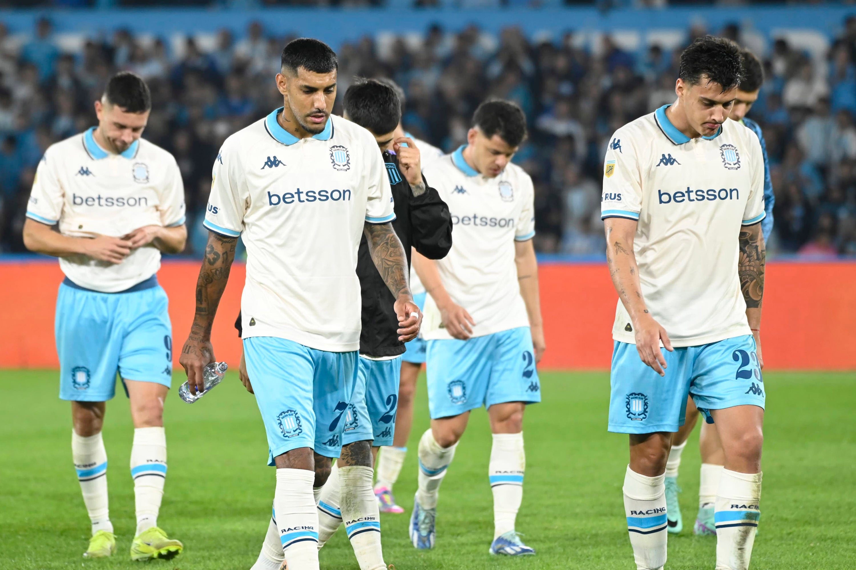 Los jugadores de Racing se van derrotados