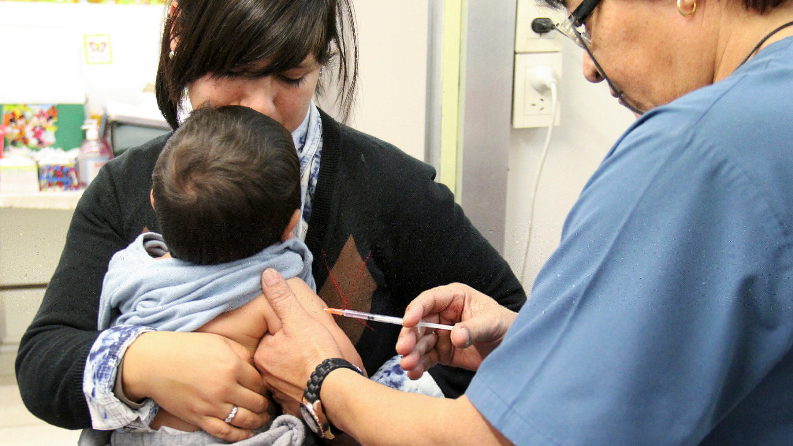 En el año, unos 75 mil chicos no llegan a completar el calendario de vacunación.