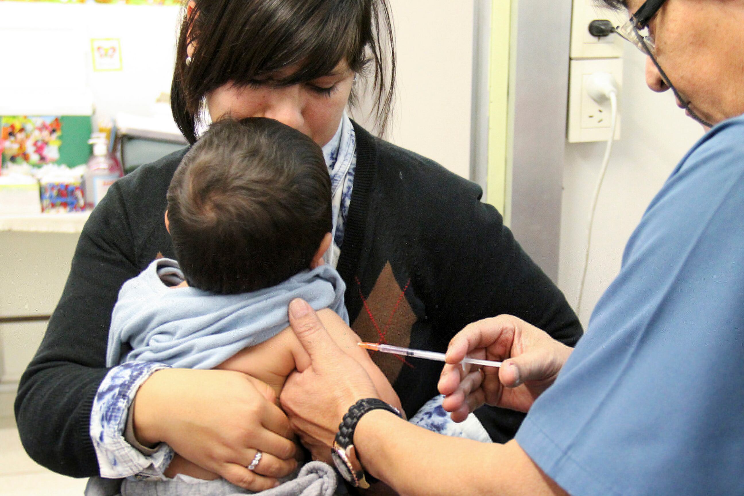 En el año, unos 75 mil chicos no llegan a completar el calendario de vacunación.