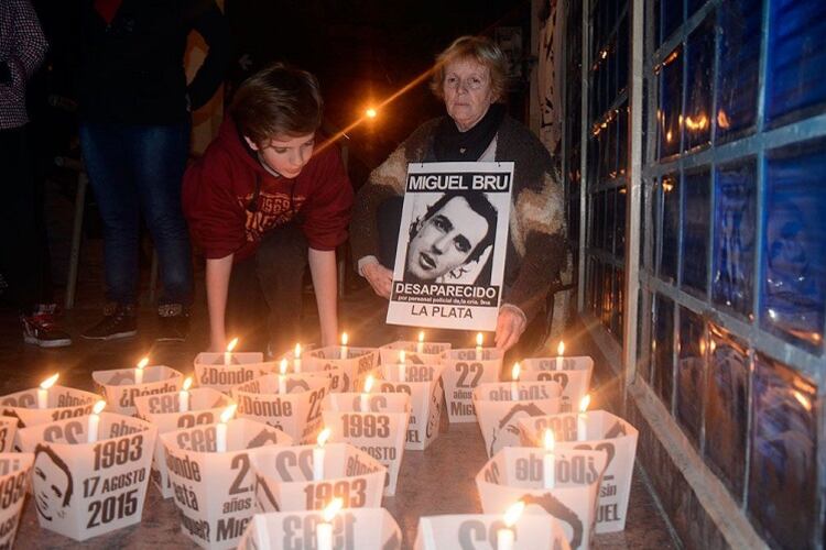 Rosa, la madre de Miguel Bru, durante la vigilia del año pasado.
