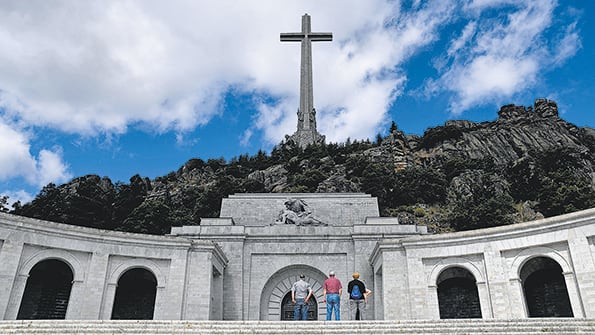 El gobierno español se comprometió a exhumar los restos de Franco, del Valle de los Caídos.