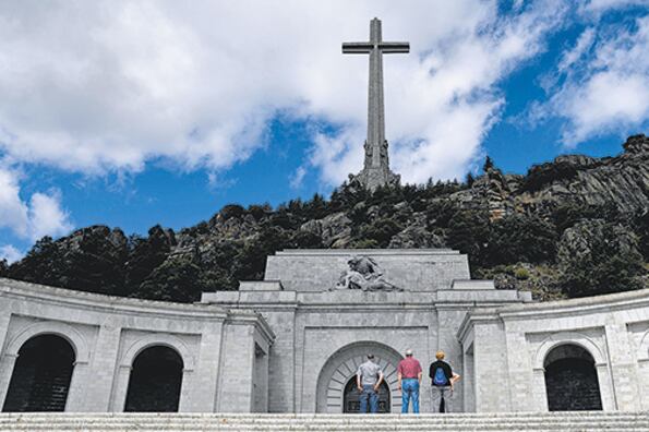 El gobierno español se comprometió a exhumar los restos de Franco, del Valle de los Caídos.