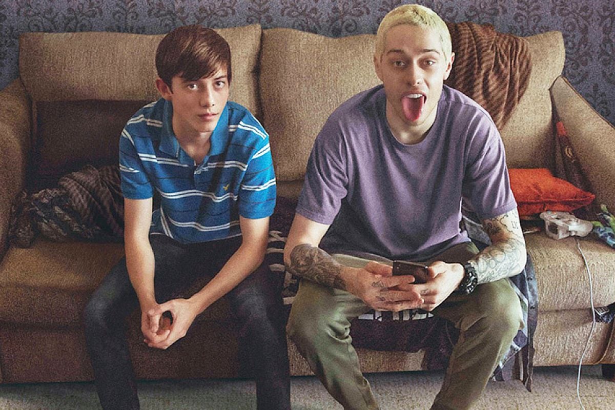 Griffin Gluck y Pete Davidson, discípulo y mentor en esa cuestión de encarar la vida.