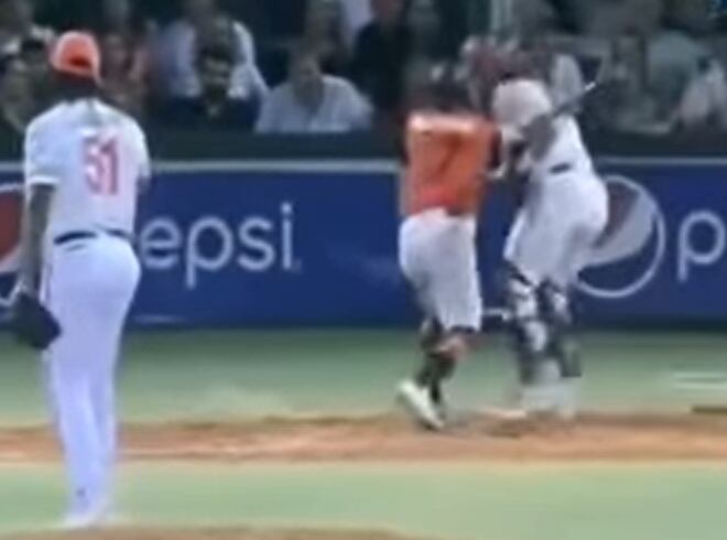 El momento en que Alex Romero comienza a agredir a Gabriel Lino.