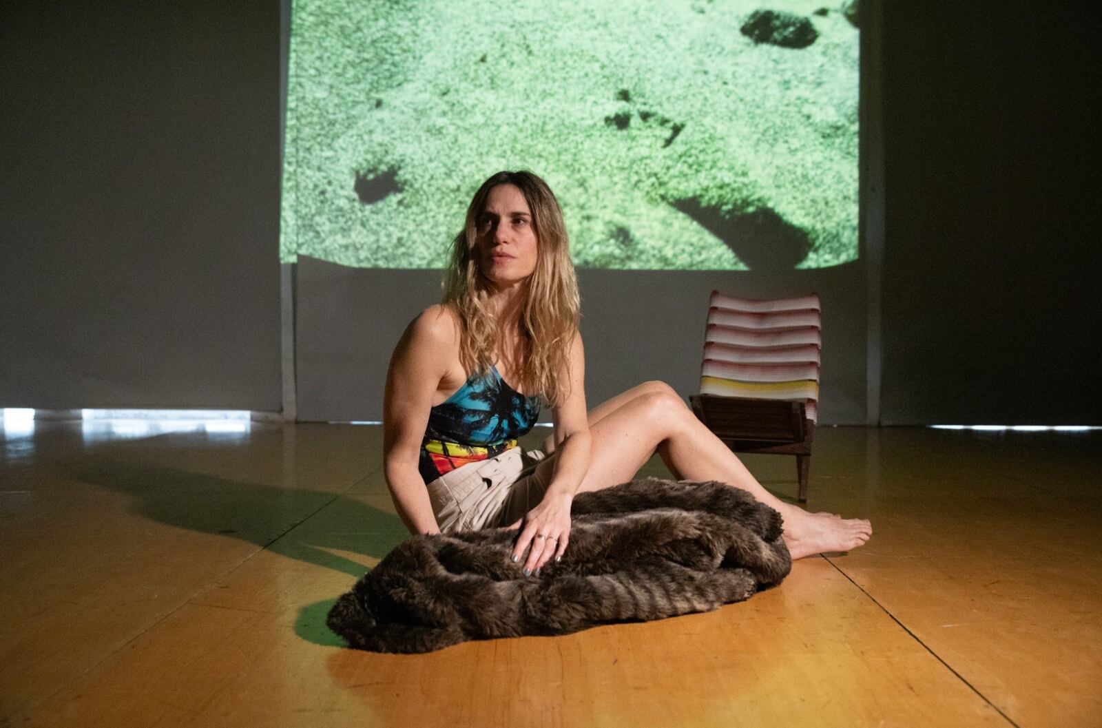 Además de haber escrito la obra, la protagoniza. 