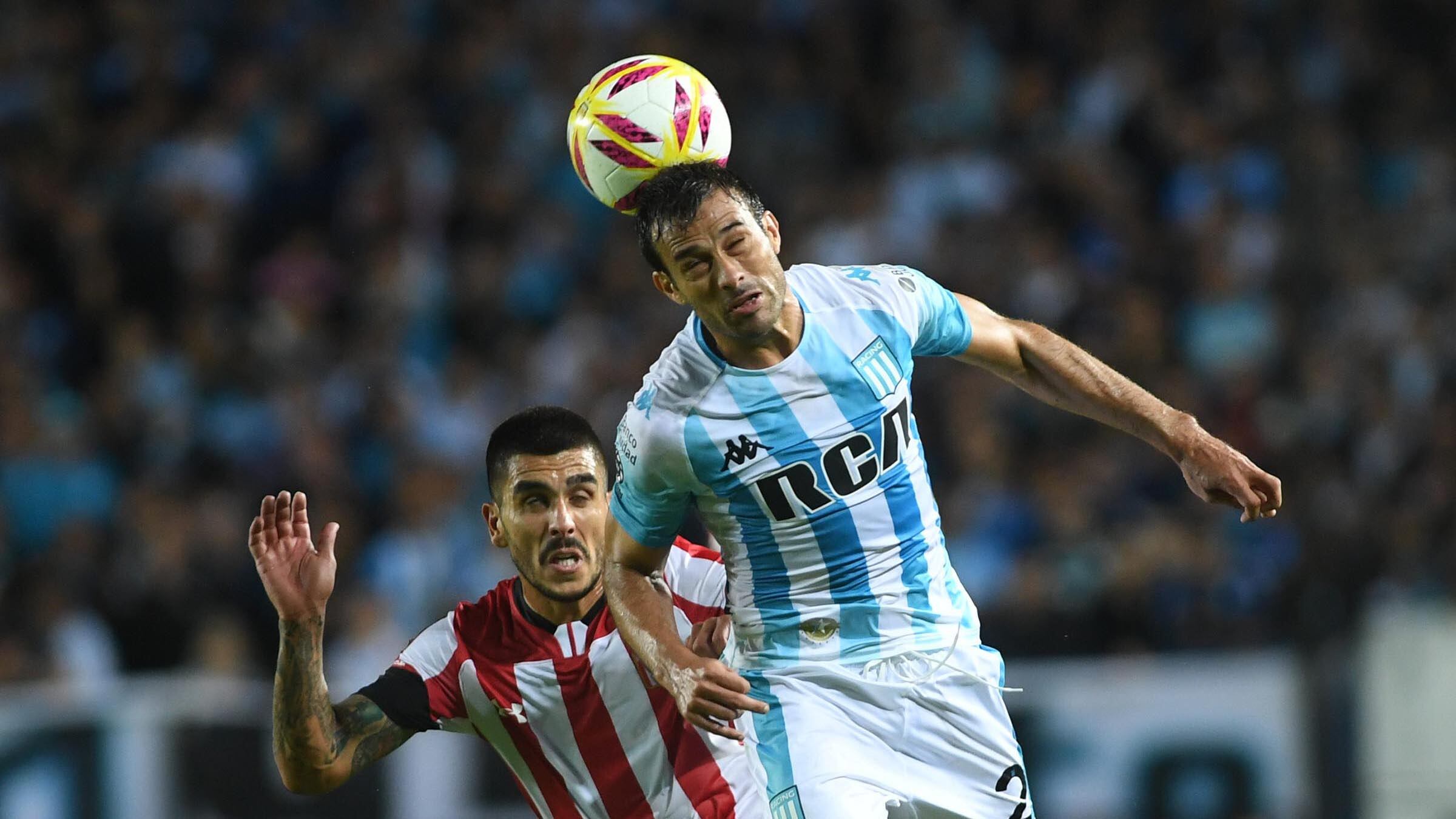 Cvitanich cabecea ante la marca de Jara.