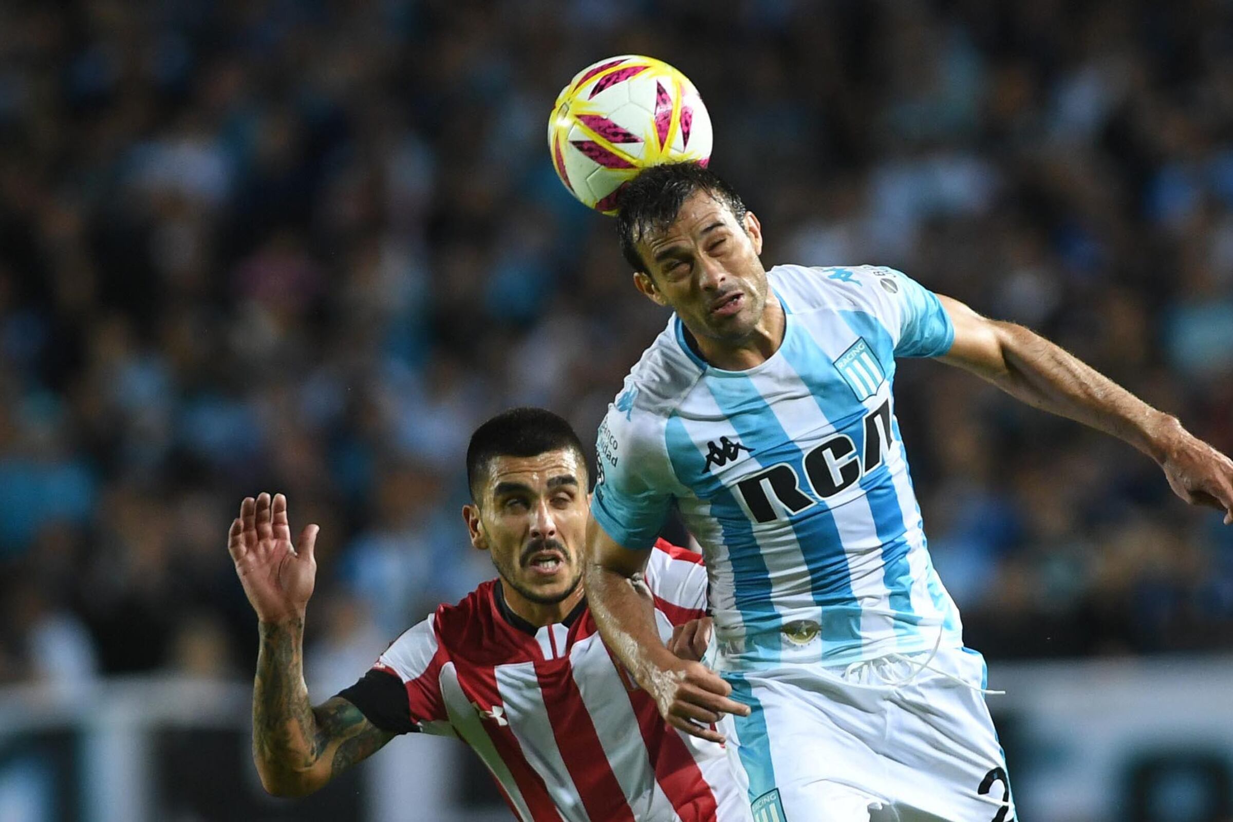 Cvitanich cabecea ante la marca de Jara.