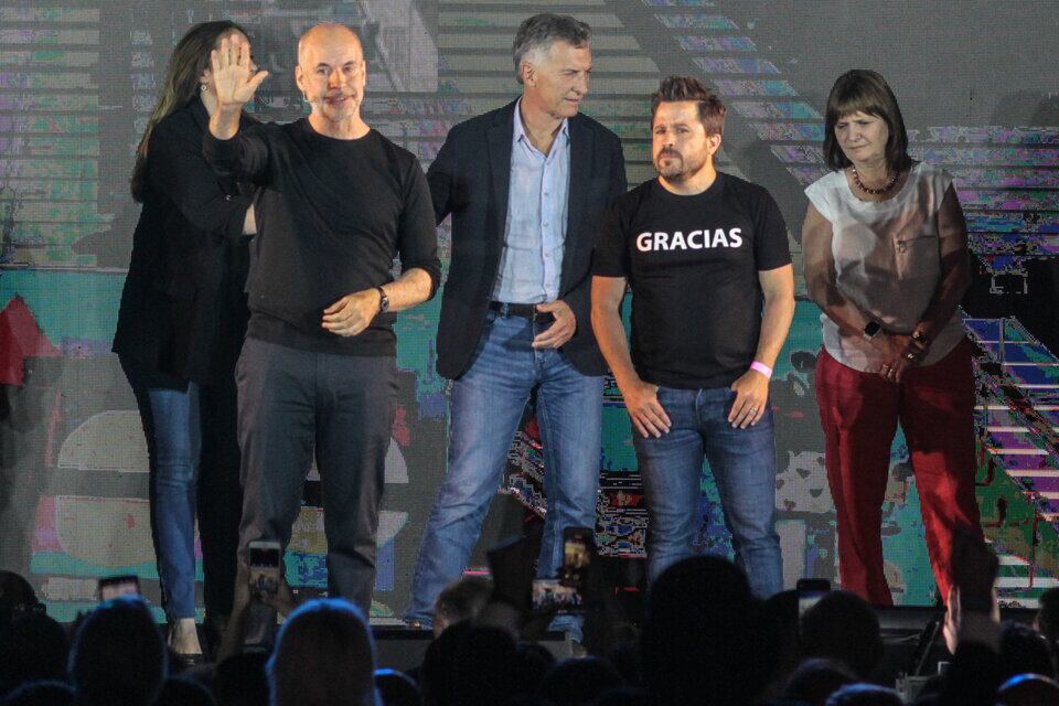 Las caras de poco festejo del macrismo la noche de las elecciones.