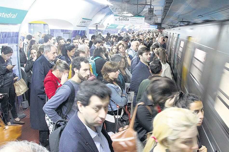 El asbesto se volvió un problema visible cuando fue detectado en vagones comprados por Macri al metro de Madrid.