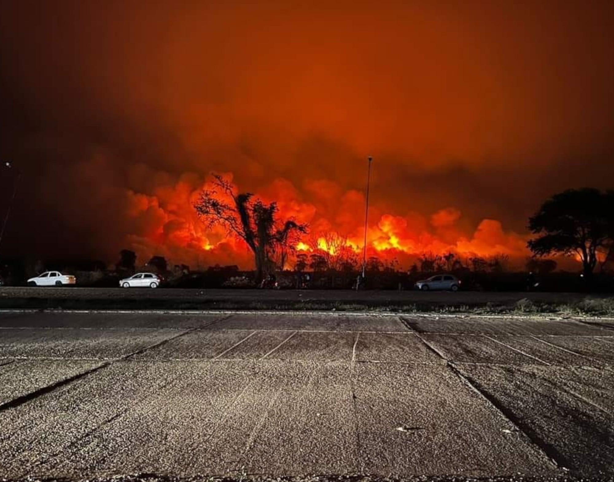 El fuego cerca de Orán, visto desde la ruta nacional 60. Este foco fue exintinguido ayer mismo. 