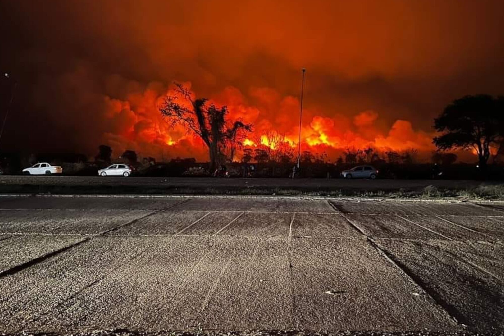 El fuego cerca de Orán, visto desde la ruta nacional 60. Este foco fue exintinguido ayer mismo.