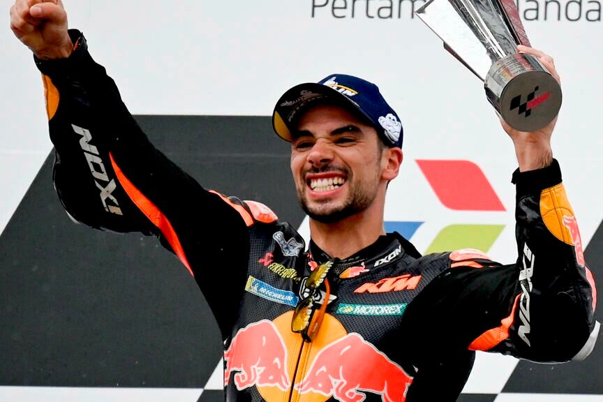 El portugués Miguel Oliveira, festeja el triunfo en Indonesia.