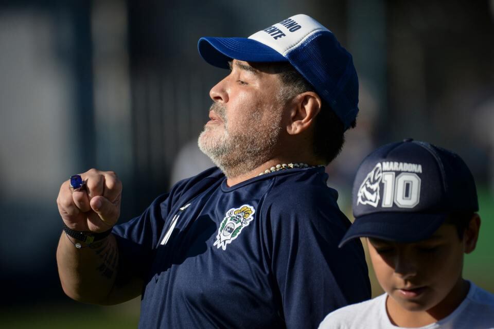 A pesar de la operación, Maradona siguió el partido de Gimnasia ante Vélez.