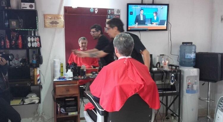 El jefe de Estado en la peluquería a la que fue en helicóptero.