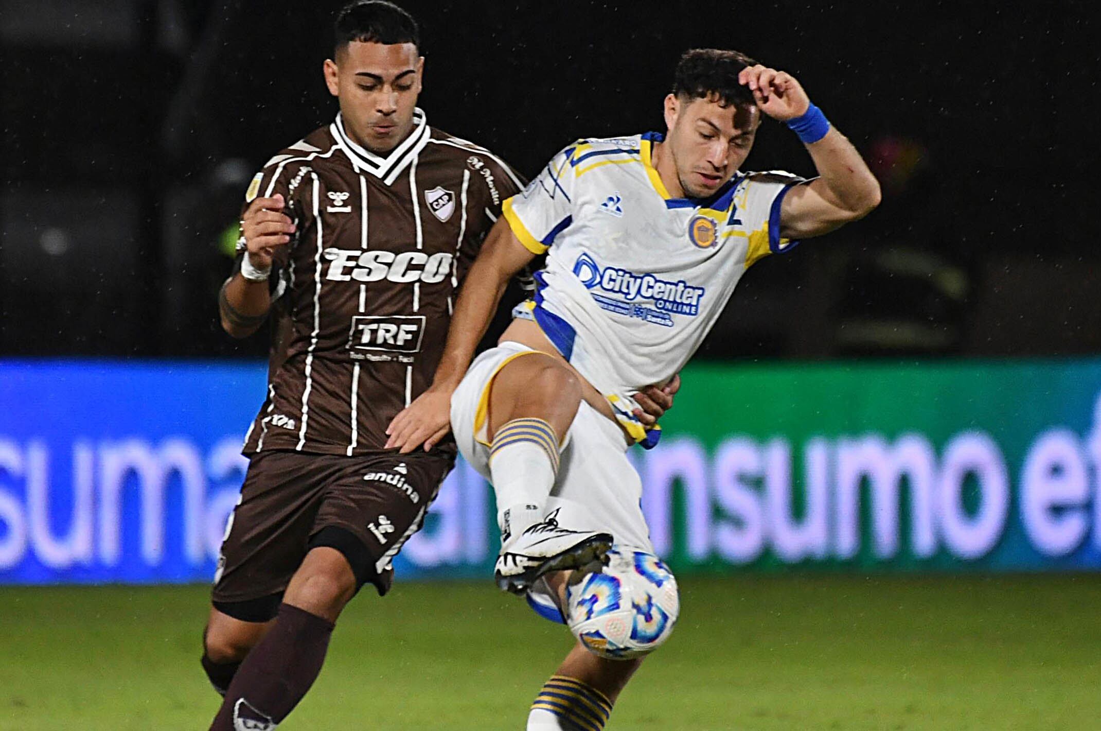 Segovia cubre la pelota ante la marca de Juárez