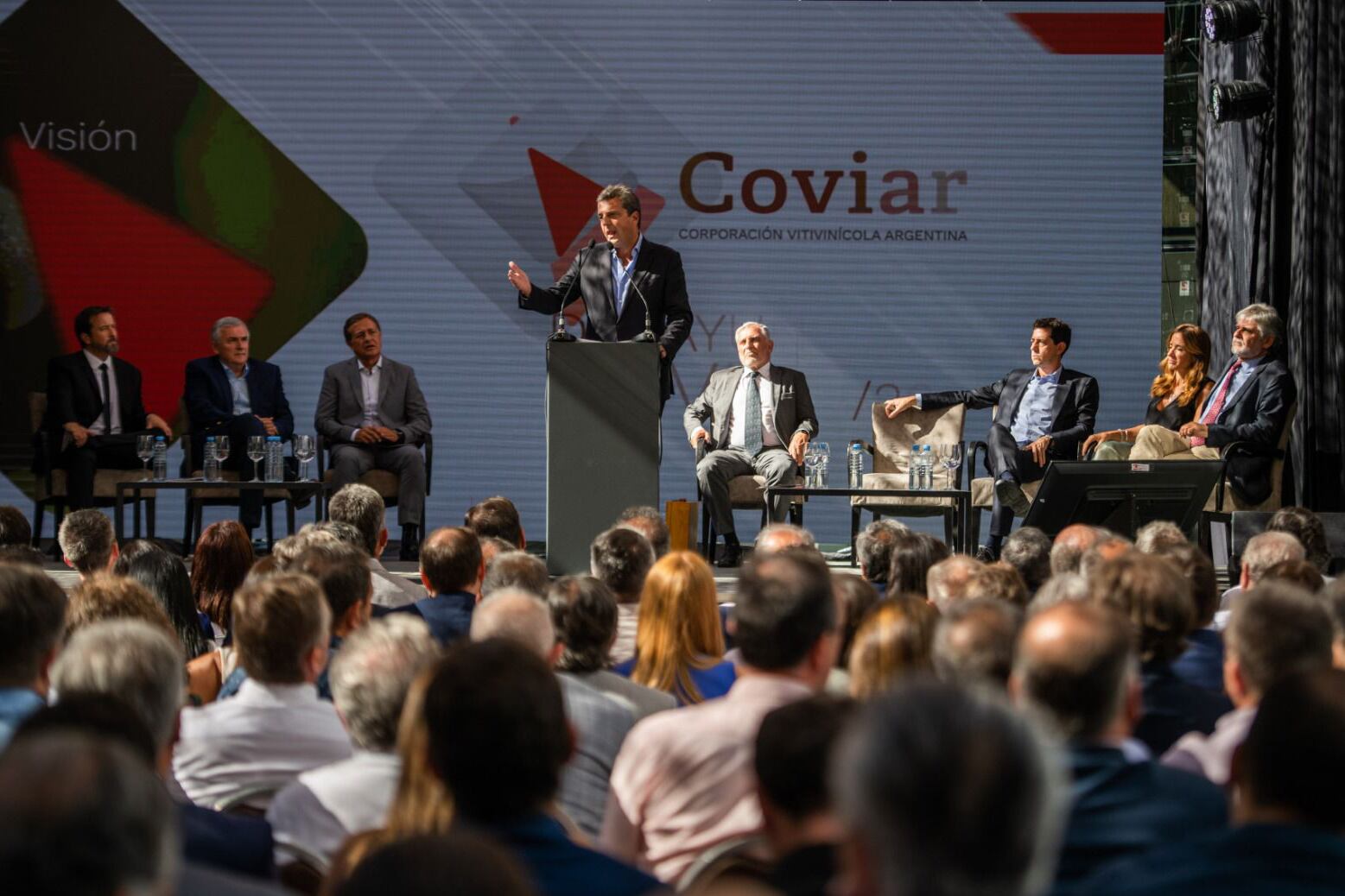 El ministro de Economía, Sergio Massa, hablando ante representantes de la indistria vitivinícola.