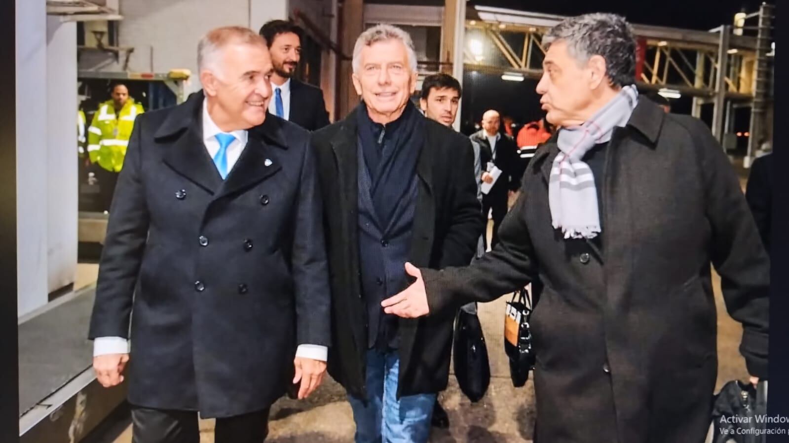 El gobernador Osvaldo Jaldo recibió anoche a Jorge y Mauricio Macri en el aeropuerto tucumano. 
