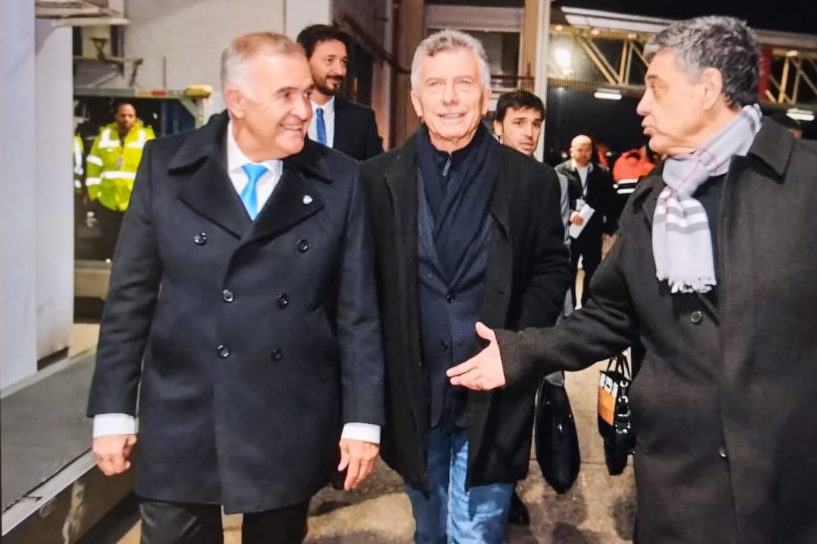 El gobernador Osvaldo Jaldo recibió anoche a Jorge y Mauricio Macri en el aeropuerto tucumano.