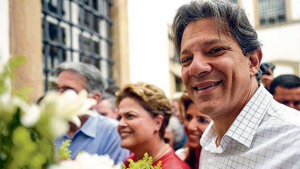 Haddad, con Dilma en segundo plano, durante su gira proselitista por Ouro Preto, Minas Gerais.