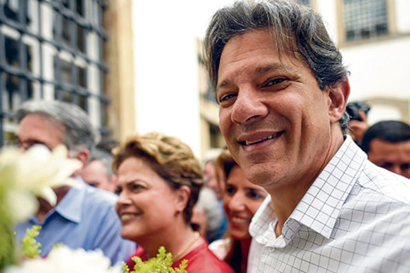 Haddad, con Dilma en segundo plano, durante su gira proselitista por Ouro Preto, Minas Gerais.