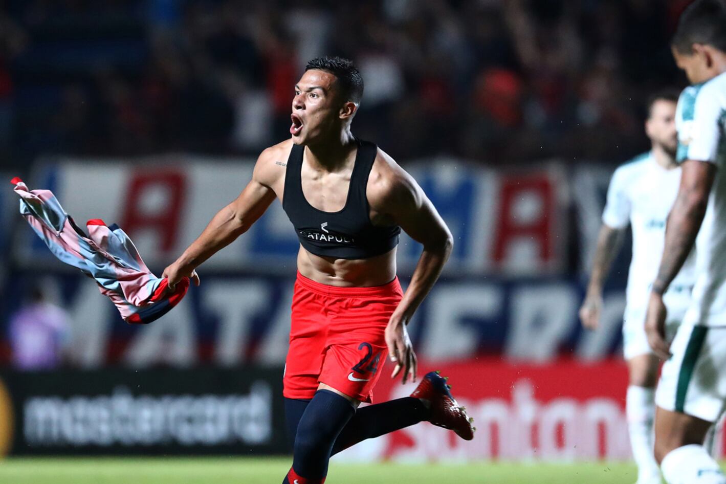 Andrés Herrera grita su gol, el del triunfo de San Lorenzo.