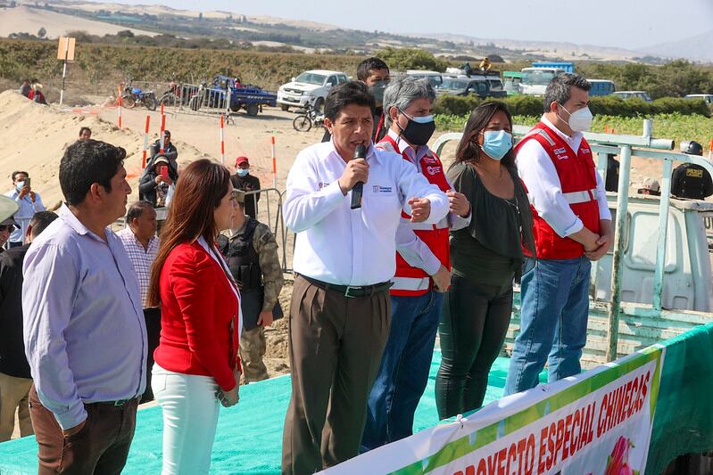 El presidente Pedro Castillo durante una recorrida en Nuevo Chimbote esta semana / Presidencia de Perú