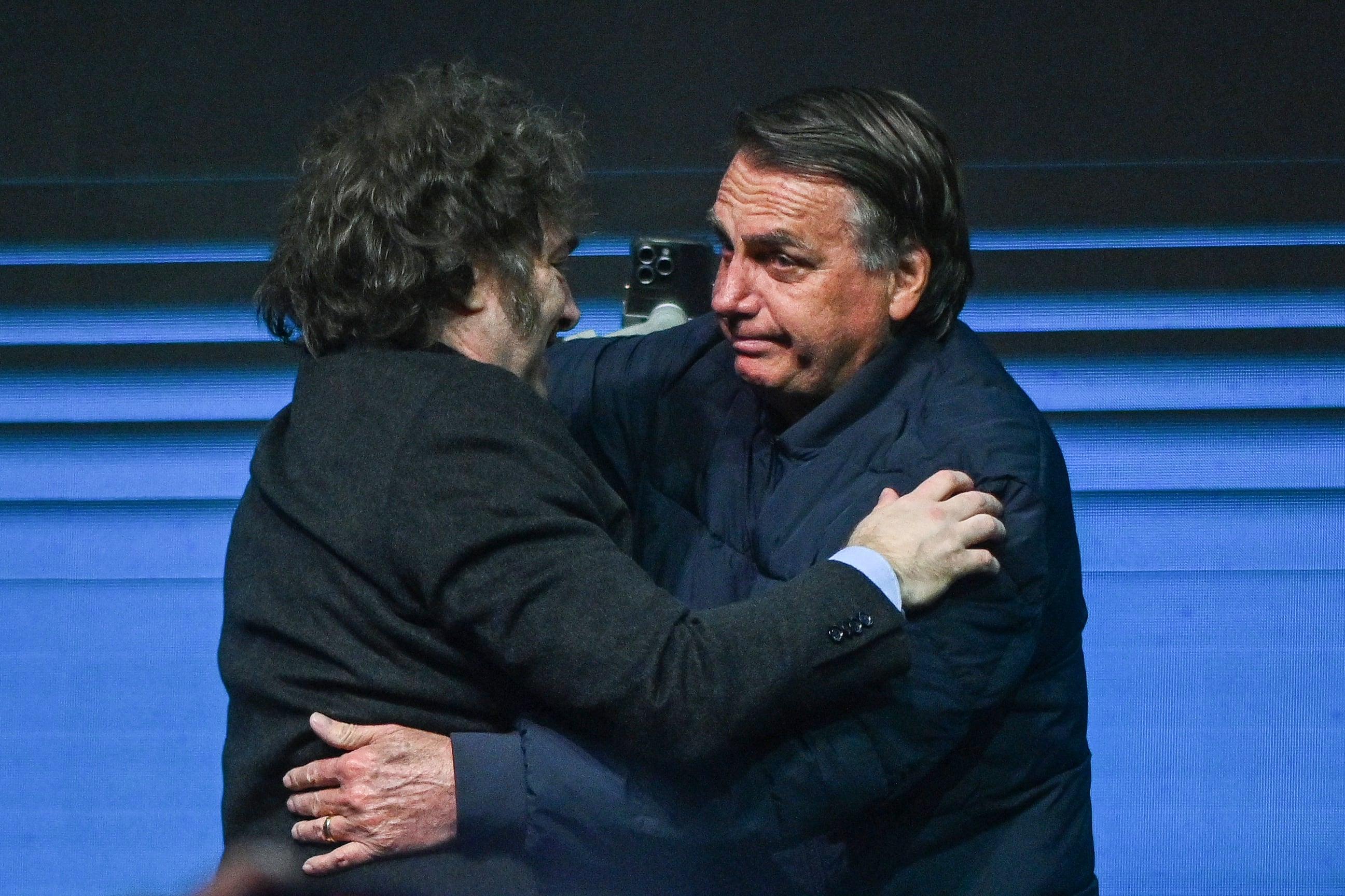 Un abrazo por derecha.
