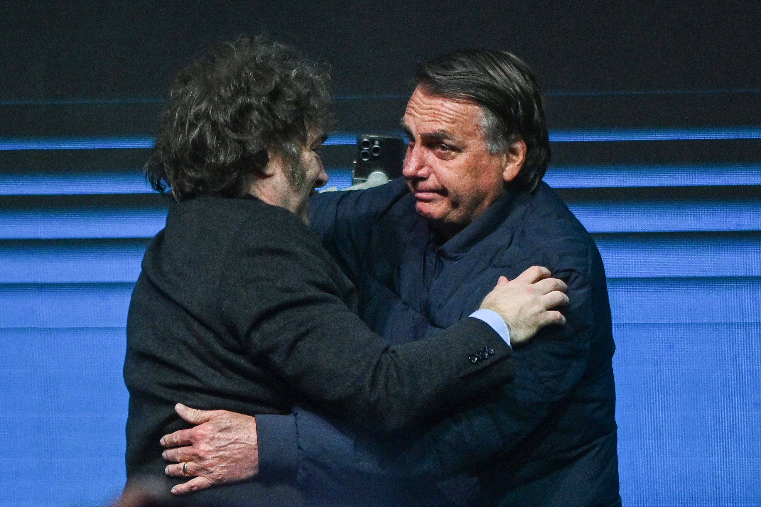 Un abrazo por derecha.