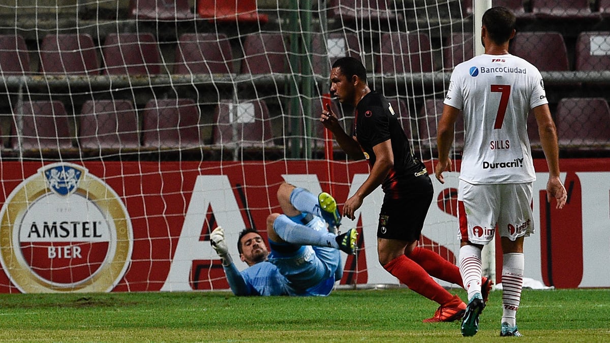 Fred festeja uno de sus tres goles, Silva lo lamenta desde el piso.