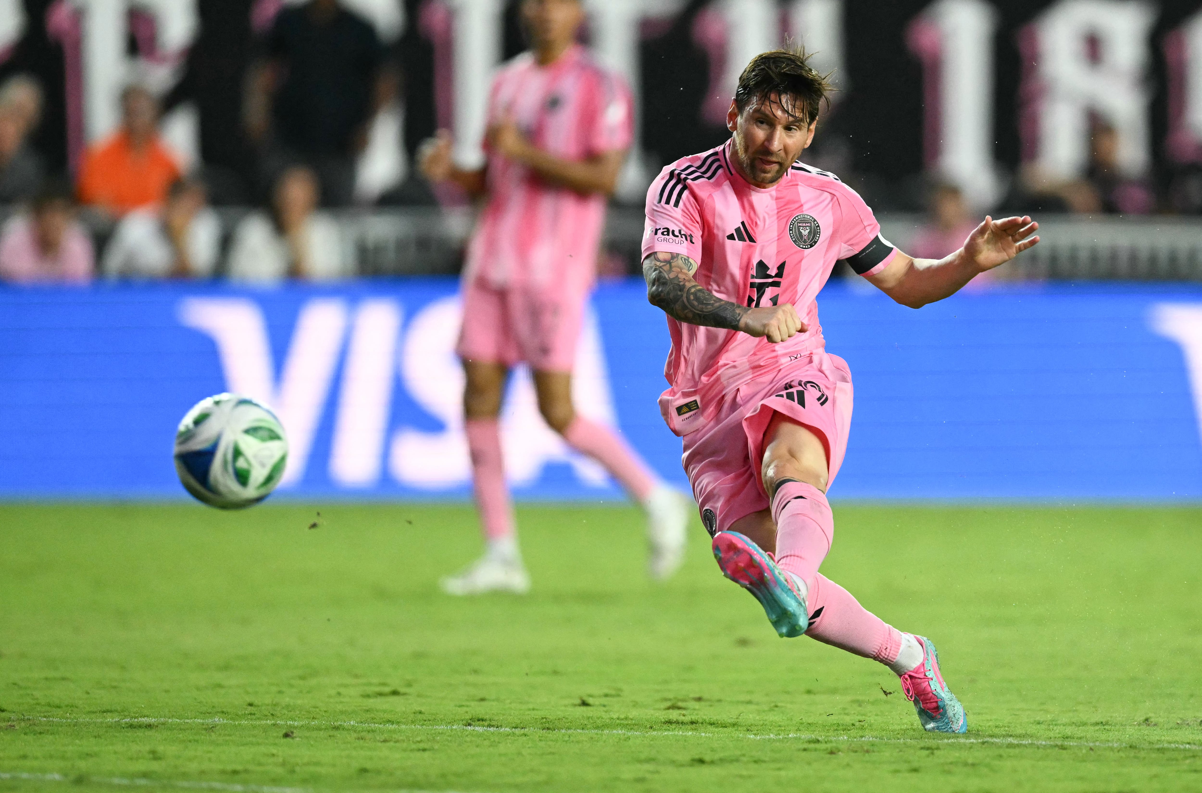 Messi ya sacó el zurdazo que se meterá junto al palo derecho del arquero