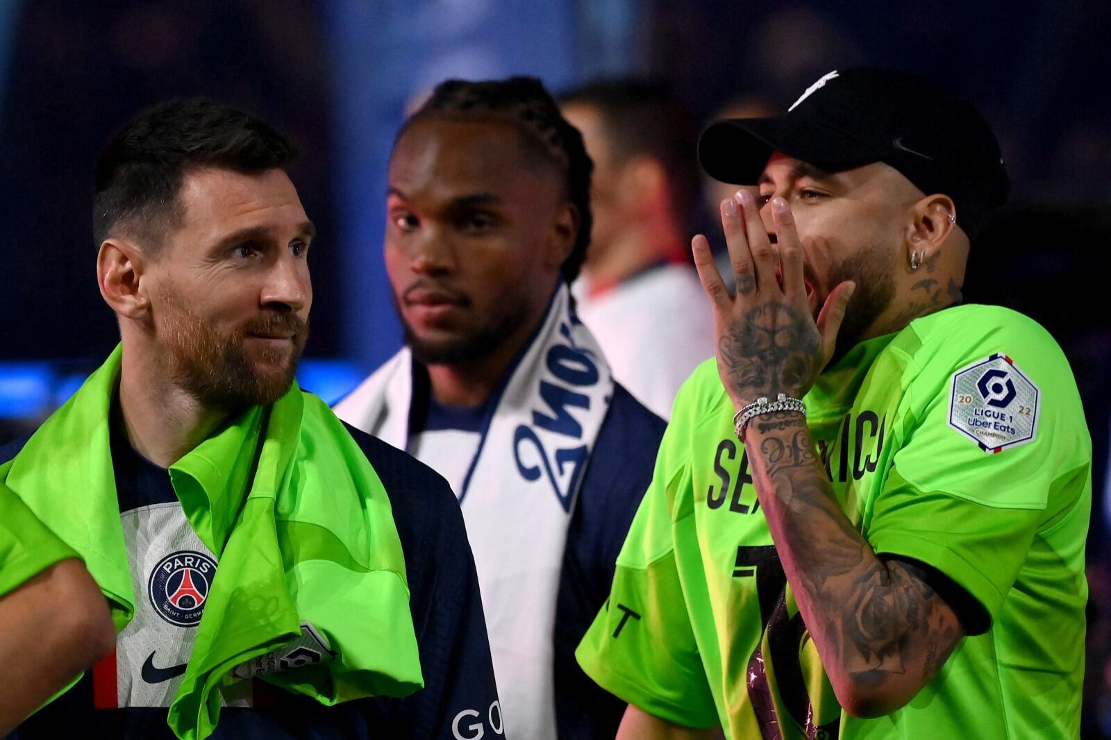 Complicidad. Neymar lanza el chiste y Messi intenta poner cara de póquer durante los festejos del sábado