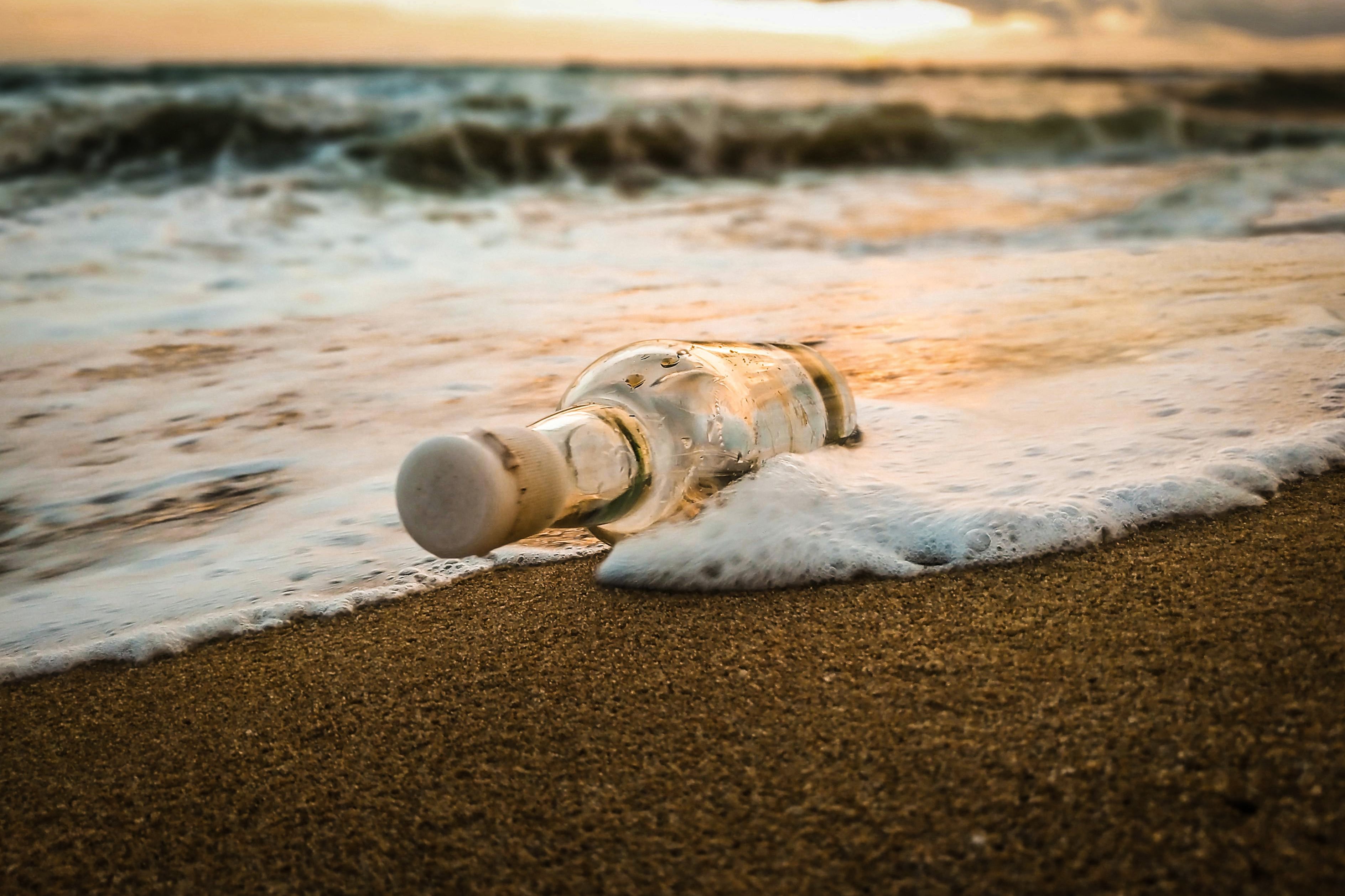 El pasado vuelve dentro de una botella.