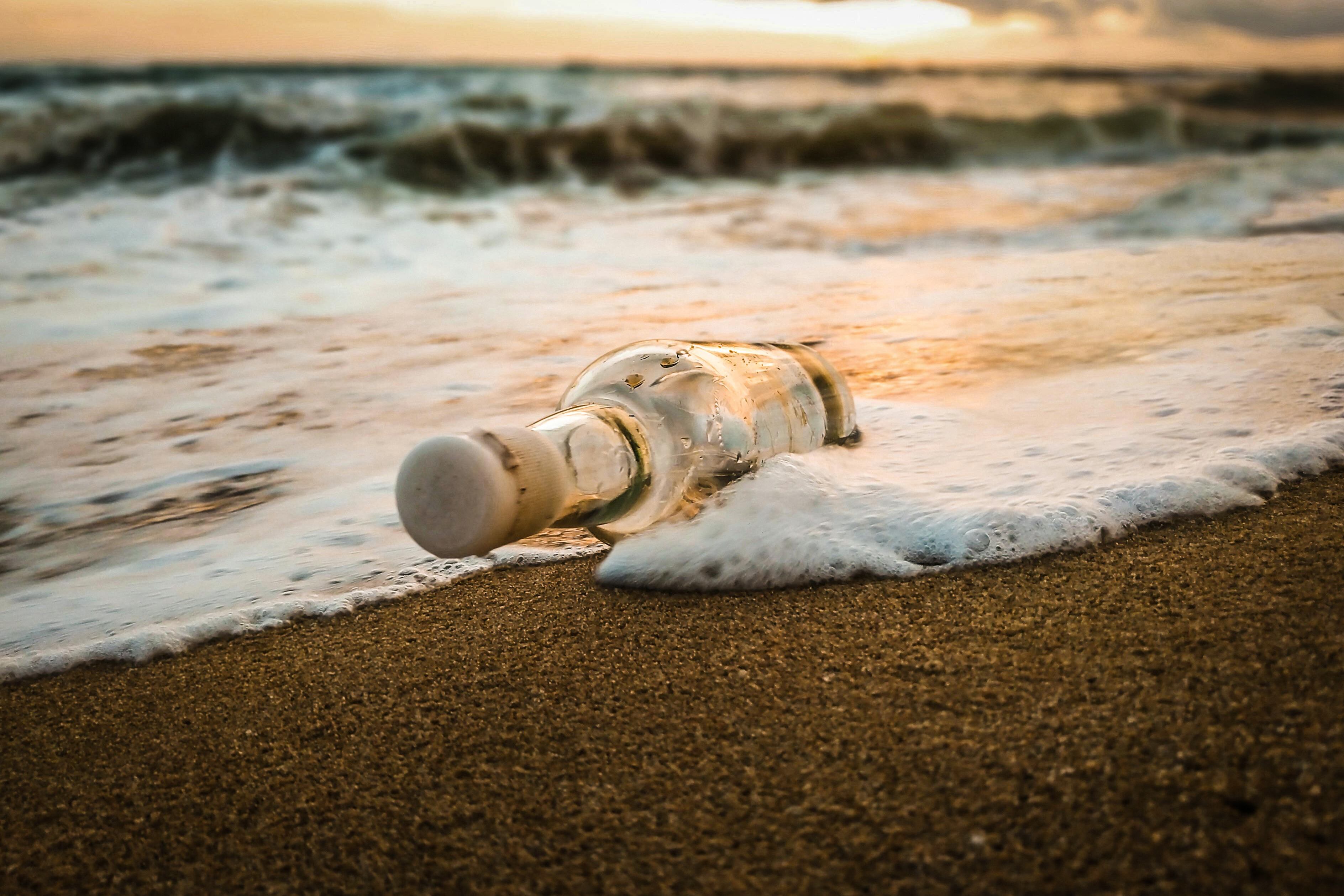 El pasado vuelve dentro de una botella.