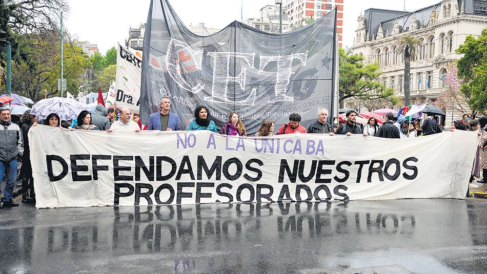 La marcha partió del Palacio Pizzurno y llegó hasta la Legislatura.