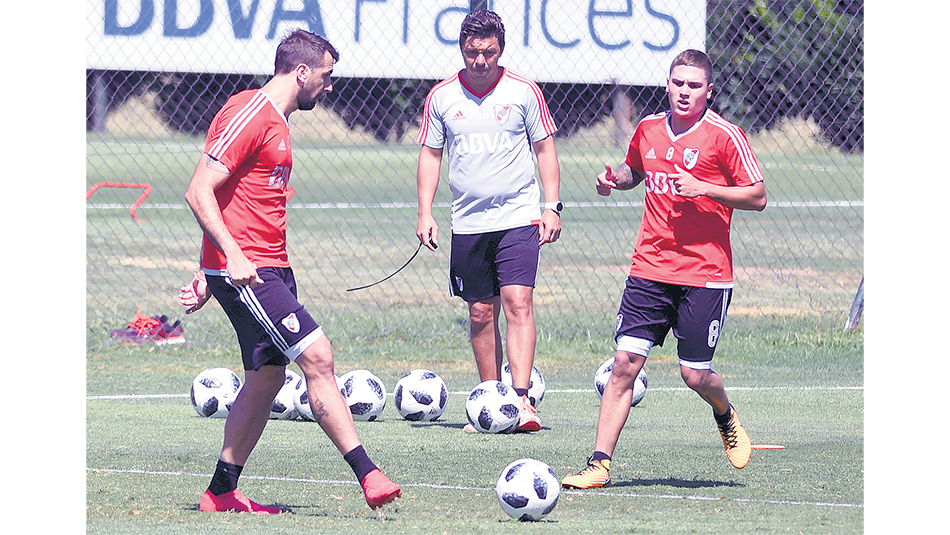 Gallardo observa de cerca los movimientos de Pratto y del colombiano Quintero.