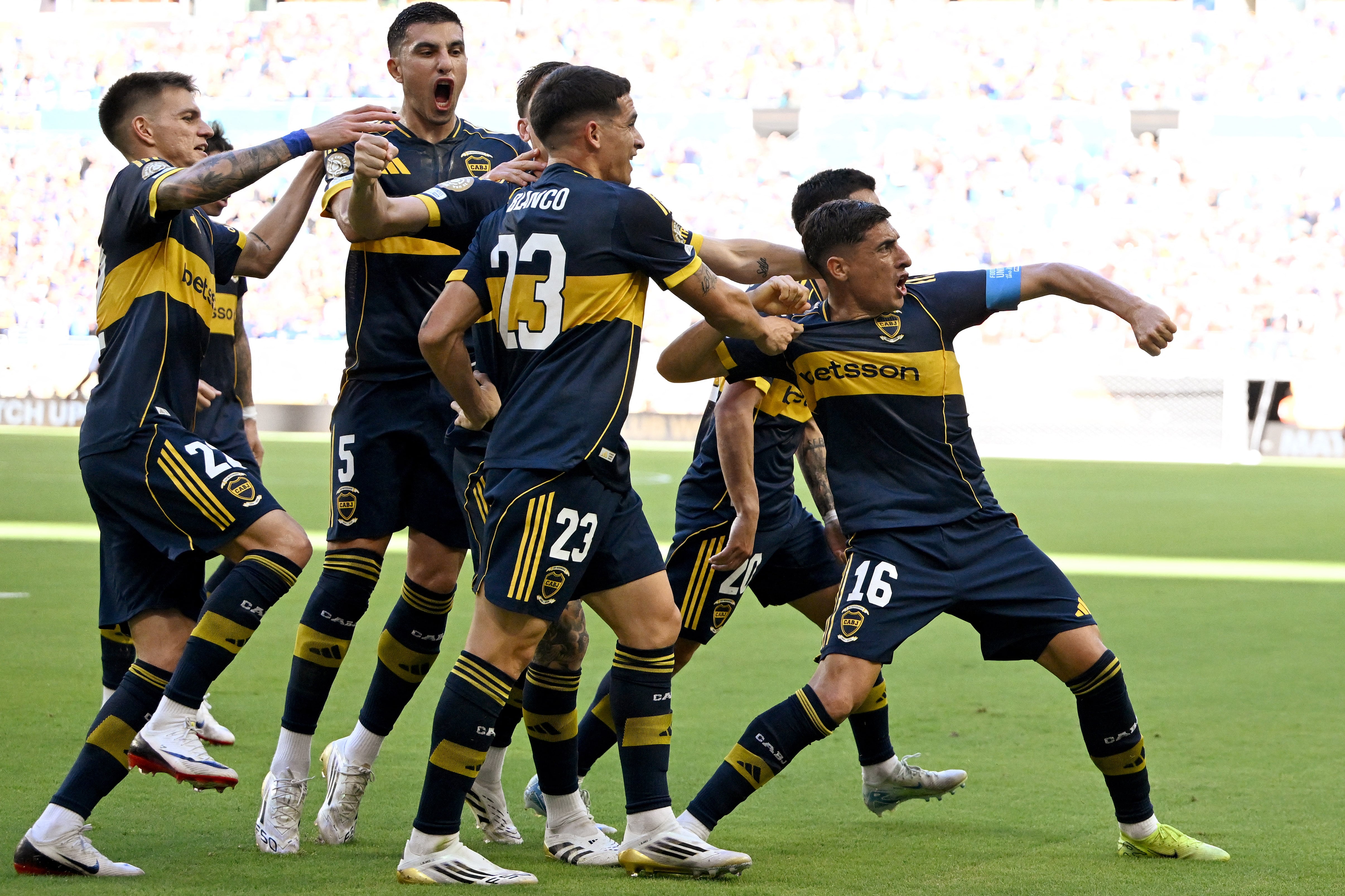 Merentiel festeja el primer gol de Boca en Miami ante Benfica
